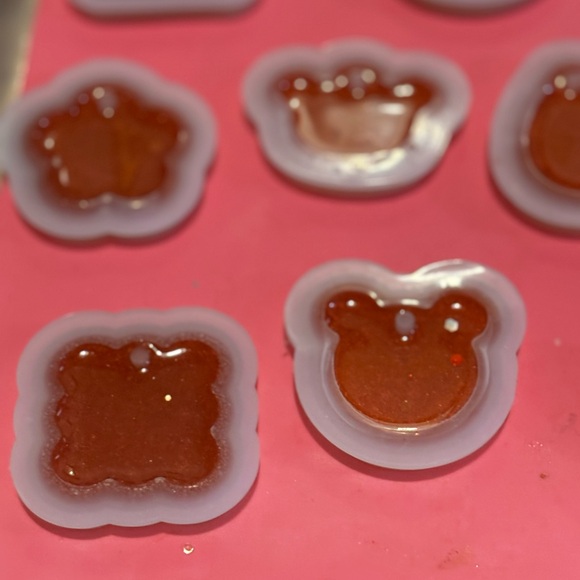 Custom QR Code Resin Keychain Great way to advertise your closet or website - Picture 4 of 7